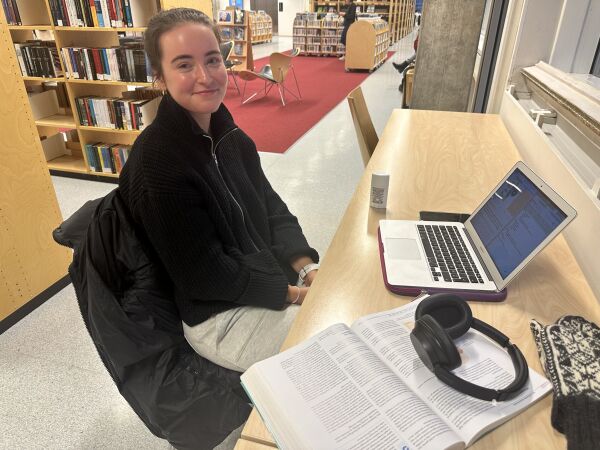 Kristine Hegseth leser helst til eksamen på biblioteket.
 Foto: Ole Kristian Caspersen