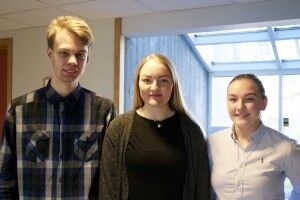 Christine Bjørnestad (19 år), André Hansen (19 år) og Kamilla Hægeland (21) er studenter ved Filadelfia Bibelskole. Foto: Dagny Elisabeth Ulland