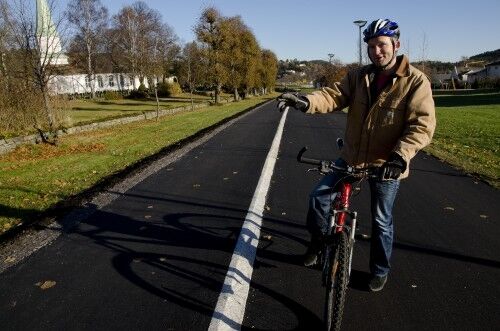 UTVIDET SYKKELVEI: Gang- og sykkelveien ved Oddernes Kirke har nå blitt 5,5 meter bred med adskilt sykkel- og gangsti. Sykkelsjef Christen Egeland forteller at dette skal gjøres på 4-5 andre punkter i Kristiansand innen 2013.