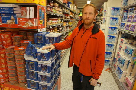 Butikksjef Jarle Rogstad på Coop Extra selger tusenvis av CB julebrus i løpet av juletiden.