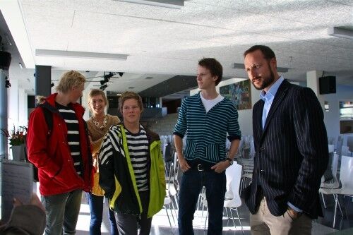 Snorre Haraldstad, Anders Aanensen og Vegard Saga møtte kronprins Haakon i klasserommet sitt. Foto: Rikke Monsen