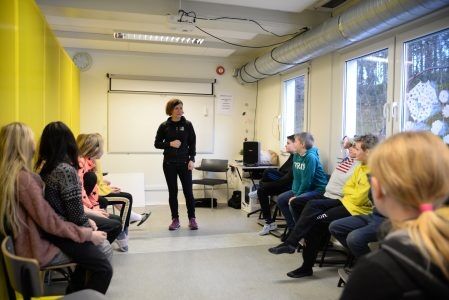 Elevene hører på historiene til Aasby. Foto: Elise-Malen Wårdal