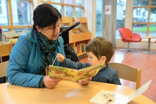 KOSELIG SAMVÆR: Shahla Farahni tok med barnebarnet Johannes til Kristiansand Bibliotek for første gang, mandags morgen. (FOTO: Bjørn Kristian Nyland)