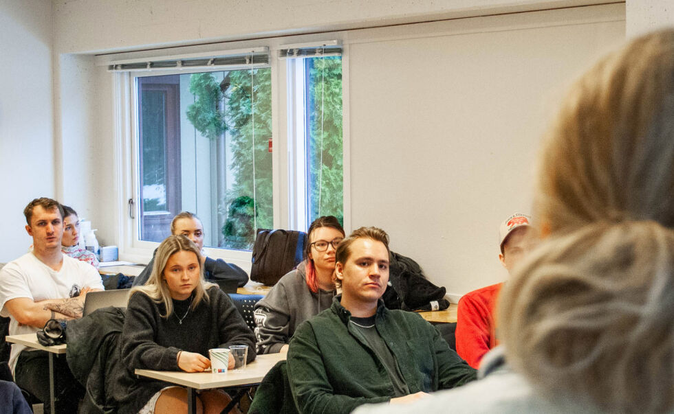 Studenter på JO har besøk av Siri Wichne Pedersen fra Lindesnes avis
 Foto: Egil Sæbø