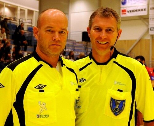 Arne Kristiansen (t.v.) og Kenneth Abrahamsen dømmer Champions League lørdag (Foto: Terje Anthonsen)