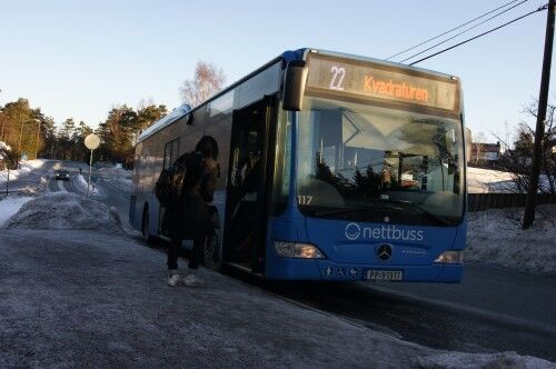 Nye krav til dørbremser gjør at bussene bruker mer tid på holdeplassene. FOTO: Patrick Engelberg