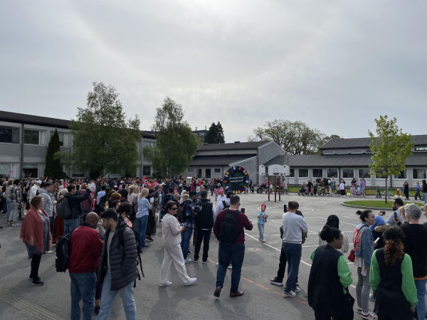 Kongsgård Skolesenter feirer 17. mai med utenlands elevene