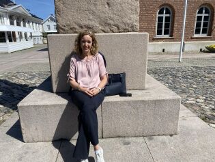 Sigrun Sæther velger bunad i år.
 Foto: Casper Klubben