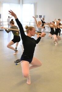 Karen Elise Berglihn bygger opp teknikken i ballettimen. FOTO: Eirin Aa.Haga