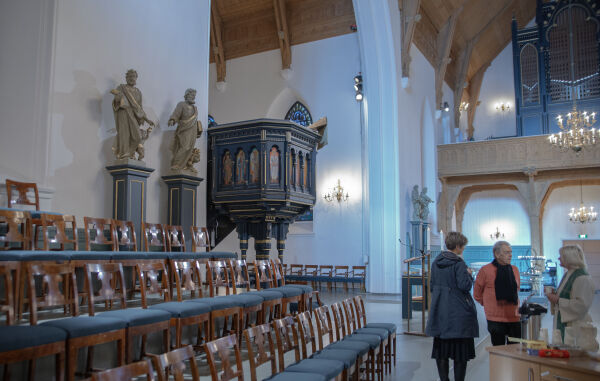 sokneprestene snakker med besøkende under kirkekaffen etter messen er ferdig
 Foto: Sivert Stensrud