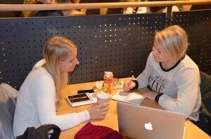 Silje Hansen (t.v.) og Kristine Haukenes er ikke bekymret for jobbframtiden. (Foto: Øyvind Bjerkestrand)