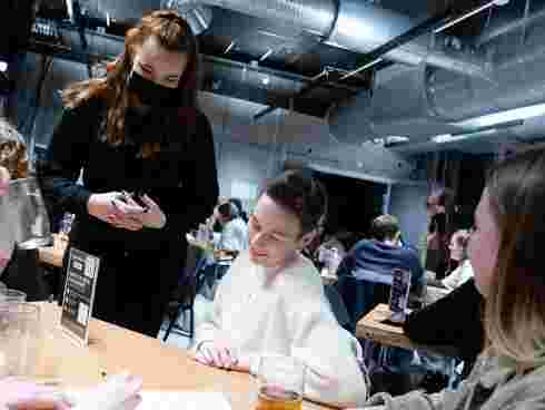 Fv. Pernille Sophie Westlund, Synnøve Opedal og Karen Berg-Johansensom fast deltar på torsdagskviss. Foto: Malin Heggebø Rolfsen