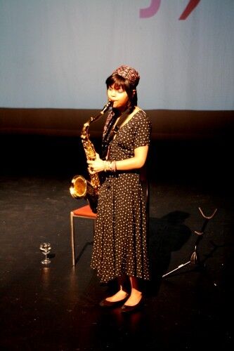 RØRENE TONER:Jaya Helena Seljestad fremførte vakker stemningsmusikk med saksofon(FOTO:Caroline Stene)