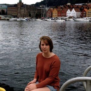 Sigrid Kjærgaard Linnerud flytta til Flekkerøya då ho gjekk på ungdomskulen. Ho fortel om mobbing og utfrysing fordi ho ikkje var kristen. Foto: Privat