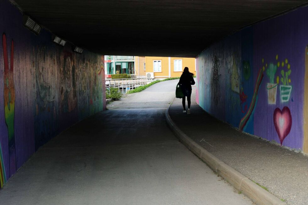I dn kjølege og mørke tunellen under brua 
er det mange bustadslause som oppholder seg under.
 Foto: Madeleine Hamn