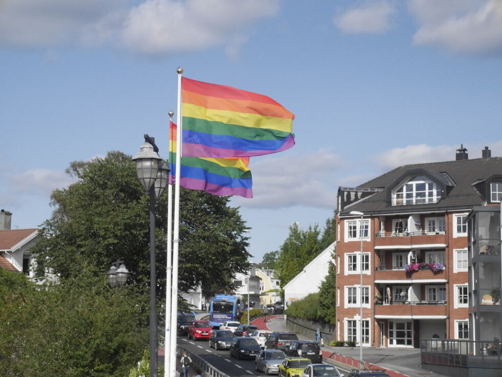 Kristiansand støtter LGBT samfunnet ved å heise opp regnbueflagget Foto: Bilal Erat
