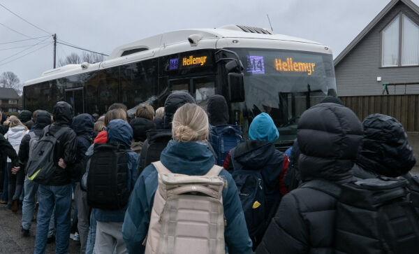Elevene kommer seg ikke inn på bussen