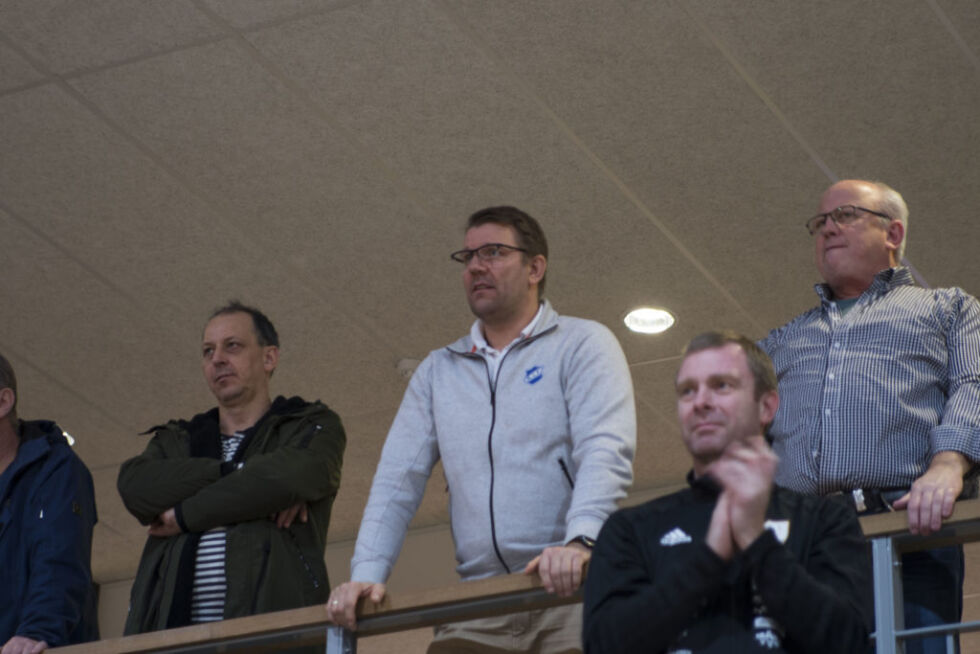 PÅ PLASS: Styreleiar i KIF handball Svein Erik Jensen (i midten) var på plass på Idda for å sjå sitt KIF mot Charlottenlund.                                                                                                                          Foto: Andreas Hopen