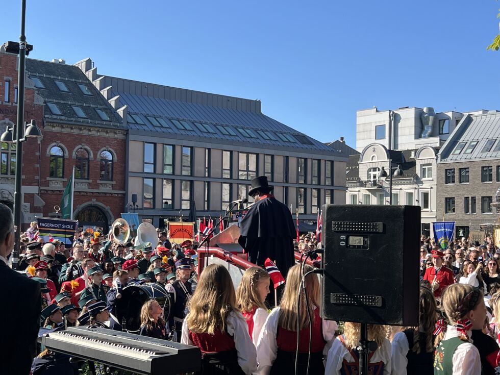 17. mai komiteens leder Abdullahi Mohamed Alason har tale foran befolkningen før barnetoget skal gå
 Foto: Sivert Stensrud