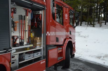 Den nye brannbilen er fullt utstyrt med både frontkanon, skjæreslokker og hele 500 hestekrefter. Foto: Eivind Aakre