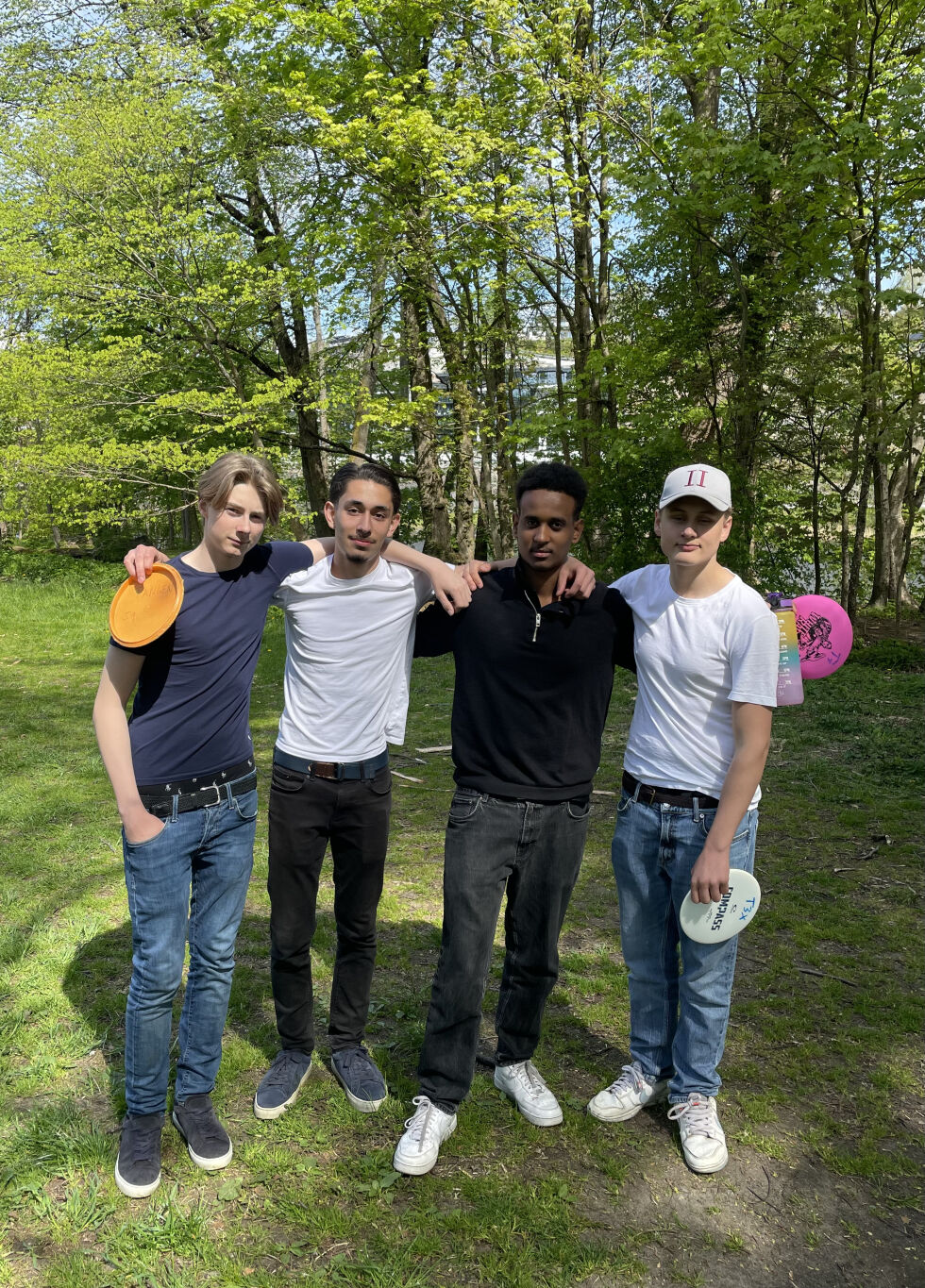 Guttegjeng Leander (16), Ahmet (17), Meron (17) og William (16) på Bølgane Frisbeegolfpark.
 Foto: Bendik Leiros