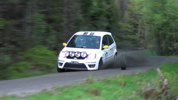 Truffet av løst hjul fra rallybil