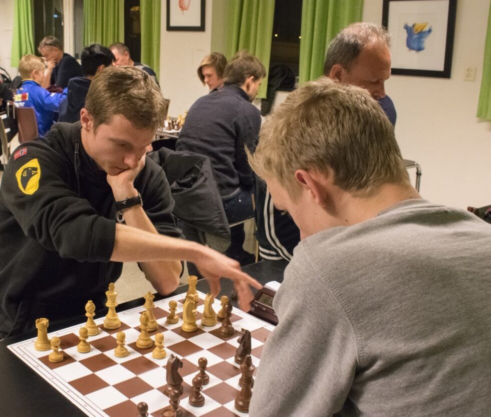 STRATEGI OG LOGIKK: Guttorm Rosendahl (16) skal prøve å slå motstanderen Markus Teigset (22). FOTO: Eline Storsæter