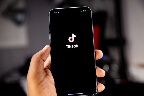 Fire av ti finner nyhetene sine på TikTok: - Har jo vært litt bekymret