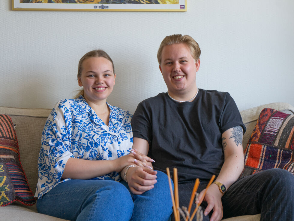 Julie Schlichting og Sjur Holte i deres nåværende leilighet på Lund (Foto: Simon Lynau)