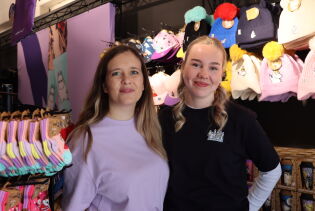 En av damene bak den nye Moomin butikken Julia Plaschke(f.v.) gleder seg over den nye butikken med butikkansatte Oline Buen.
 Foto: Marie Thue Humborstad