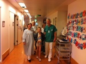 Den første gåturen etter transplantasjonen, trygt ledsaget av overlege Pål Foyn Jørgensen. Foto: Privat
