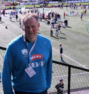 Leder i Randesund ILs fotballgruppe Sten Pedersen er skeptisk til å ta bort heading fra sporten. Foto: Inger M. Witteven