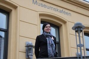 IMPONERT: Marte Undheim, omviser på Kunstmuseet, er imponert over at Hirsts bilder har funnet veien til Kristiansand. FOTO: Simen Waagsether