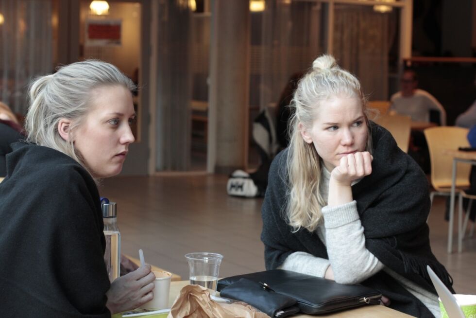 Tonje Hellum Foyn og Ingvild Kristiansen er masterstudenter ved UiA. De tror den nye helse-chatten vil være et godt tiltak blant studenter. Foto: Martine Vik Sønstabø