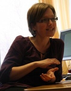 STERK FARGE: Nina Cecilie Øverby forteller hvor viktig det er å spise frukt og grønt med sterke farger. FOTO: Ida Louise Johansen
