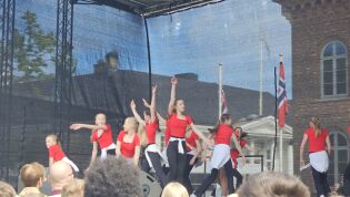 Opptreden av Tuva og Josefine med dansere fra Spinn Dansestudio
 Foto: Aurora Saxrud Østerbø