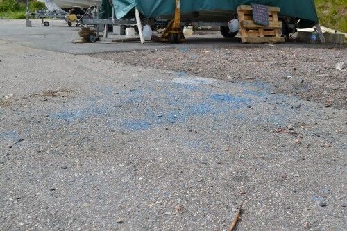 Avfallshåndtering: Rester etter båtpussen ligger igjen på bakken. Foto: Henrik Samuel Hansen
