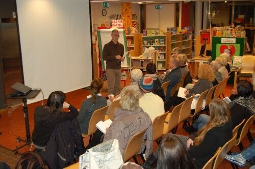 Filosofiskolen: Filosof Håvard Løkke foreleser for en forsamling på biblioteket.           Foto: Vibeke Høili Johansen