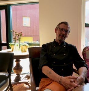 Paul Erling Backstrøm, kokken på Kirkens Bymisjon er glad for å åpne kafeen på 17. mai i år også! Foto: Iuliana Alexa