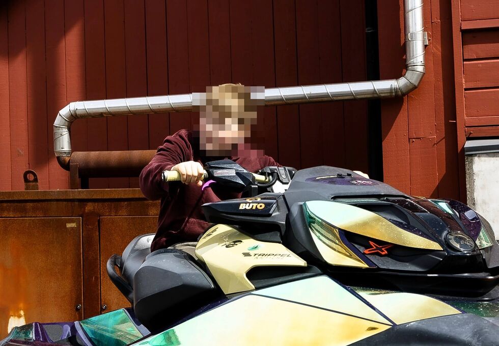 Ole øver seg på å styre vasskutaren på land før han skal ut på sjøen.
 Foto: Madeleine Hamn