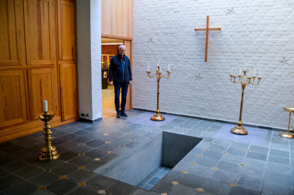 KAPELLET: Skaar viser hvordan en kiste kan heises ned i gulvet under seremoni i Oddernes kapell. FOTO: Sondre Lindhagen Nilssen