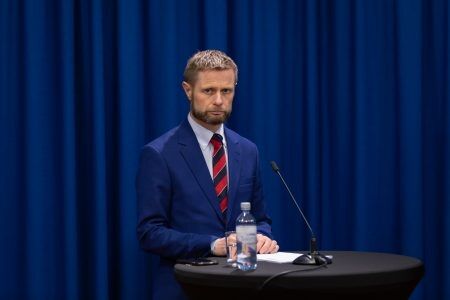 Helse- og omsorgsminister Bent Høie berømmer appen "Smittestopp", men innrømmer mangler. Foto: Pressebilde - Høyre