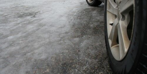 Ti tonn salt ligger på veiene i kristiansandområdene i dag. Foto: Erlend I. Skarsholt