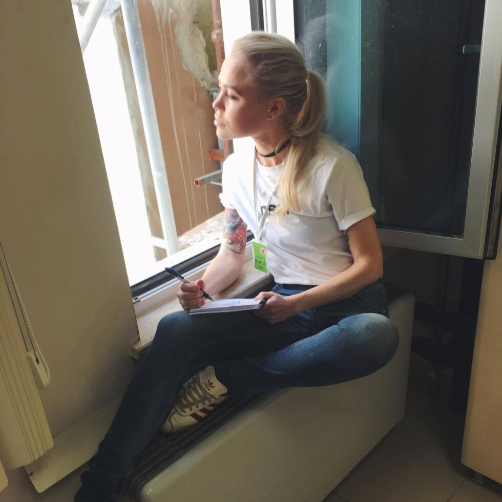 Ingeborg måtte sitte i vinduet for å få med seg rettssaken i Tyrkia. Foto: privat