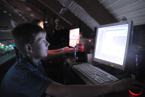 Ung "gamer" med nese for gamle dataspill