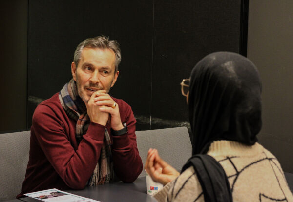 Daut Haxhaj i diskusjon med ein anna deltakar, som ynsker å være anonym.
 Foto: Madeleine Hamn