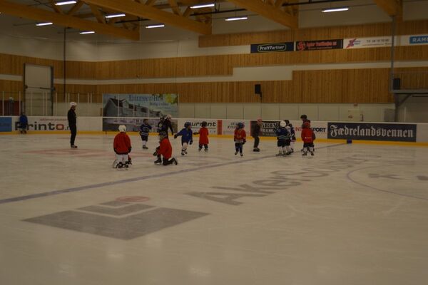 Full aktivitet på ishockeyskolen i Idda Arena