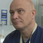 Jacob Moe-Buestad, legevaktslege ved Sørlandet sykehus, forteller at det er viktig å være forsiktig på glatta. Foto: Eline Sunnvoll