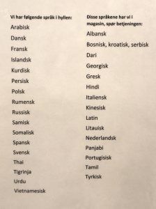 OVERSIKT: Her er en oversikt over hvilke språk Kristiansand folkebibliotek har av bøker. Foto: Helene Myre.