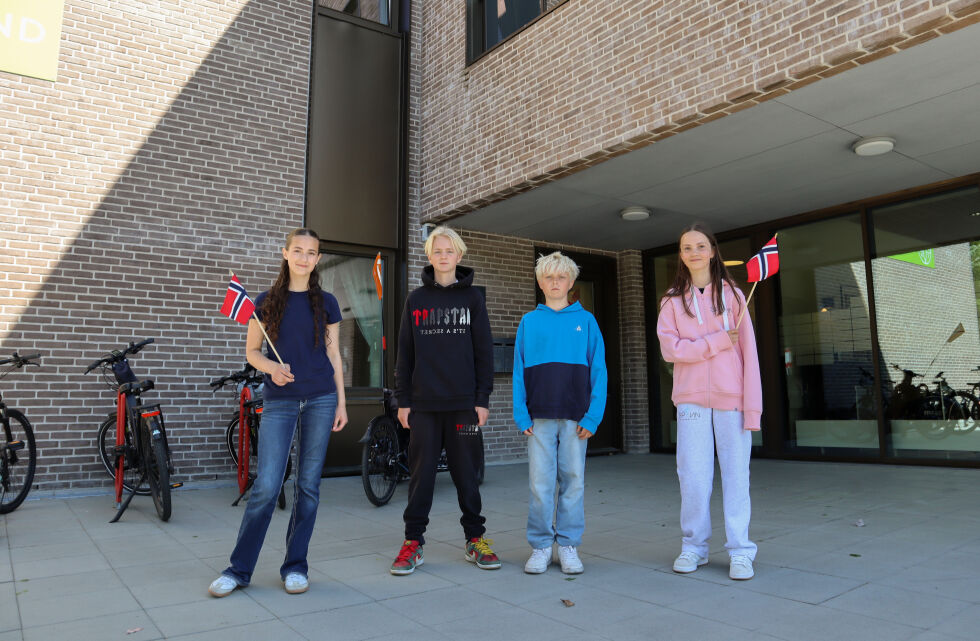 Leah Bytyci (13), Bo Kristian Trollnes Strømsvåg (13), Fabian Enger (12) og Mathea Helland Bakke (13). Elever på Strømme skole.
 Foto: Thea Solum